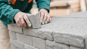 Jak wybrać zaprawę murarską, żeby ściana nie zaczęła żyć własnym życiem